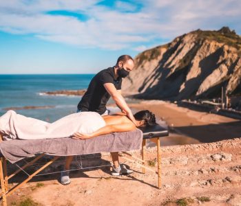Personne allongée sur une table de massage pendant un soin californien enveloppant