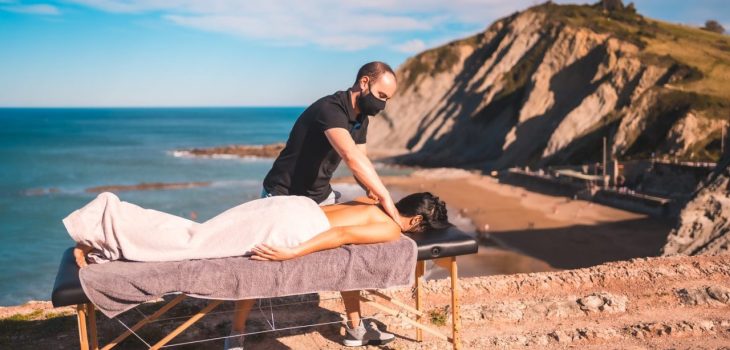 Personne allongée sur une table de massage pendant un soin californien enveloppant